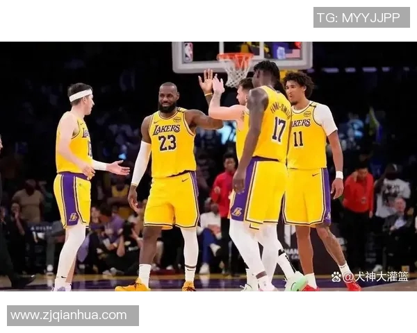 詹姆斯带领湖人取得连胜,压哨绝杀助球队逆转太阳成全队最大功臣